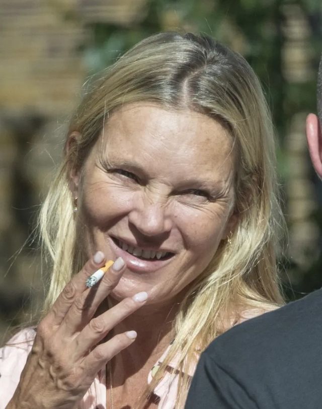 Khuôn mặt khác lạ của Kate Moss khiến khán giả lo lắng - Ảnh 1.