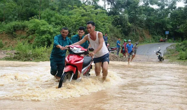 Mưa lớn chia cắt nhiều tuyến đường miền núi Nghệ An - Ảnh 3.