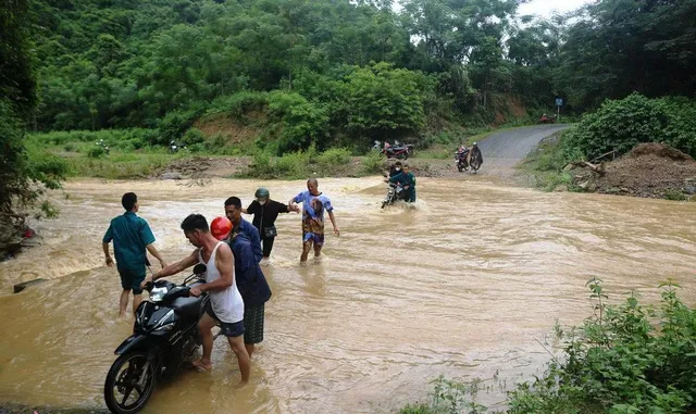 Mưa lớn chia cắt nhiều tuyến đường miền núi Nghệ An - Ảnh 2.