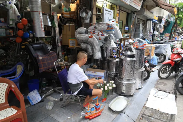 Tàu thủy sắt Tây - Món đồ chơi Trung thu một thời đang dần bị lãng quên - Ảnh 1. Tàu thủy sắt Tây - Món đồ chơi Trung thu một thời đang dần bị lãng quên - Ảnh 1.