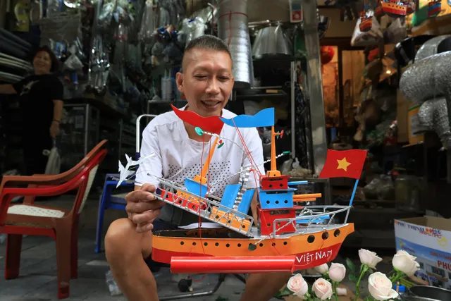 Tàu thủy sắt Tây - Món đồ chơi Trung thu một thời đang dần bị lãng quên - Ảnh 2. Tàu thủy sắt Tây - Món đồ chơi Trung thu một thời đang dần bị lãng quên - Ảnh 2.