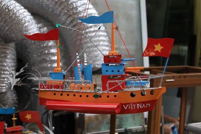 Tàu thủy sắt Tây - Món đồ chơi Trung thu một thời đang dần bị lãng quên - Ảnh 3. Tàu thủy sắt Tây - Món đồ chơi Trung thu một thời đang dần bị lãng quên - Ảnh 3.