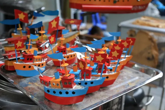 Tàu thủy sắt Tây - Món đồ chơi Trung thu một thời đang dần bị lãng quên - Ảnh 4. Tàu thủy sắt Tây - Món đồ chơi Trung thu một thời đang dần bị lãng quên - Ảnh 4.