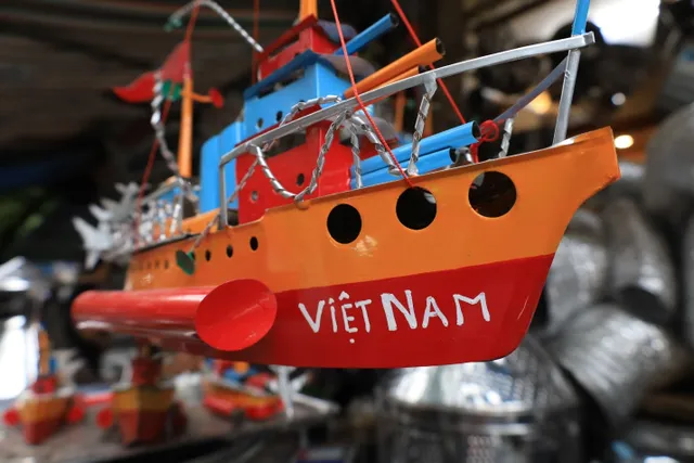 Tàu thủy sắt Tây - Món đồ chơi Trung thu một thời đang dần bị lãng quên - Ảnh 6. Tàu thủy sắt Tây - Món đồ chơi Trung thu một thời đang dần bị lãng quên - Ảnh 6.