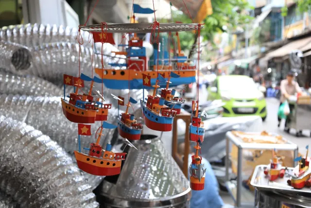 Tàu thủy sắt Tây - Món đồ chơi Trung thu một thời đang dần bị lãng quên - Ảnh 7. Tàu thủy sắt Tây - Món đồ chơi Trung thu một thời đang dần bị lãng quên - Ảnh 7.
