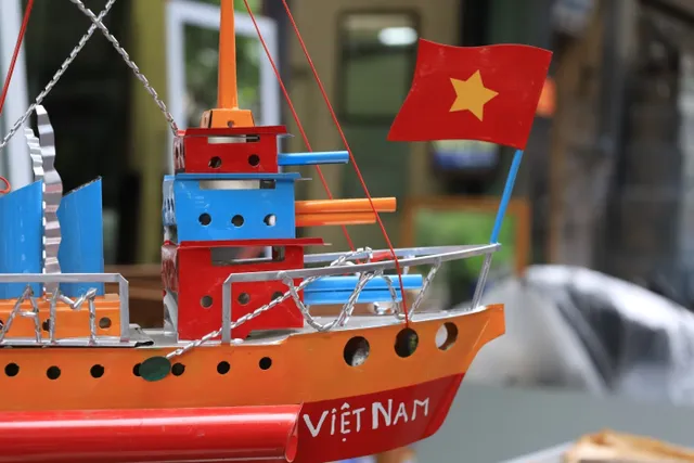 Tàu thủy sắt Tây - Món đồ chơi Trung thu một thời đang dần bị lãng quên - Ảnh 9. Tàu thủy sắt Tây - Món đồ chơi Trung thu một thời đang dần bị lãng quên - Ảnh 9.