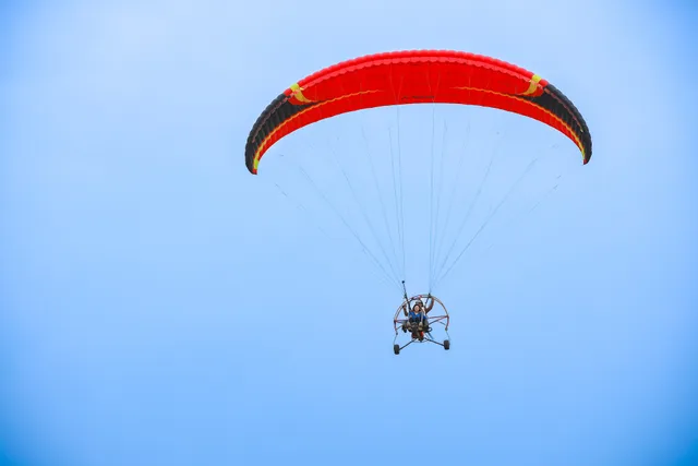 Trải nghiệm bay dù lượn Paramotor Gliding ngay tại Hà Nội - Ảnh 2.