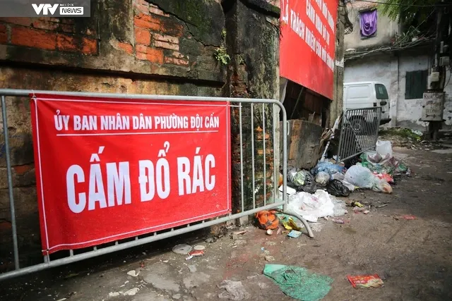 Bãi rác tự phát, bốc mùi hôi thối trong lòng Hà Nội - Ảnh 9. Bãi rác tự phát, bốc mùi hôi thối trong lòng Hà Nội - Ảnh 9.