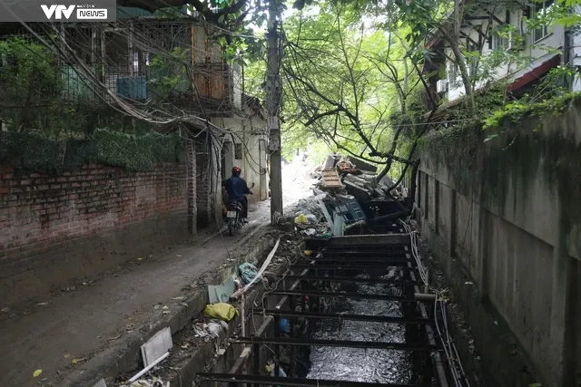 Bãi rác tự phát, bốc mùi hôi thối trong lòng Hà Nội - Ảnh 2. Bãi rác tự phát, bốc mùi hôi thối trong lòng Hà Nội - Ảnh 2.