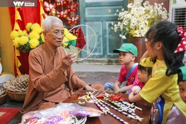 Trưng bày các mẫu đèn cổ, gợi nhớ ký ức của tết Trung thu xưa - Ảnh 3. Trưng bày các mẫu đèn cổ, gợi nhớ ký ức của tết Trung thu xưa - Ảnh 3.