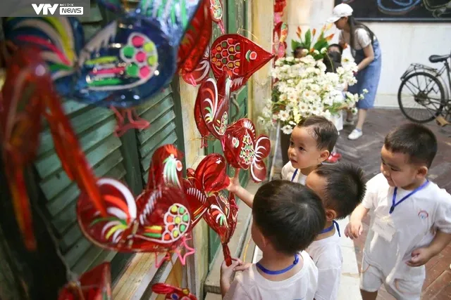Trưng bày các mẫu đèn cổ, gợi nhớ ký ức của tết Trung thu xưa - Ảnh 10. Trưng bày các mẫu đèn cổ, gợi nhớ ký ức của tết Trung thu xưa - Ảnh 10.