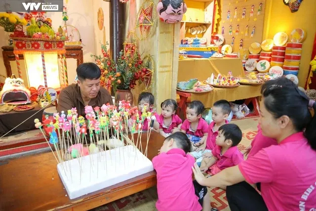 Trưng bày các mẫu đèn cổ, gợi nhớ ký ức của tết Trung thu xưa - Ảnh 11. Trưng bày các mẫu đèn cổ, gợi nhớ ký ức của tết Trung thu xưa - Ảnh 11.