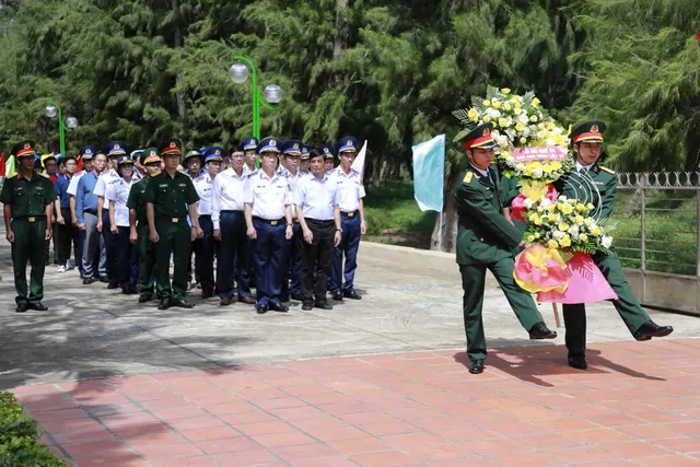 Tuyên truyền chống khai thác thủy sản bất hợp pháp cho ngư dân huyện đảo Phú Quý - Ảnh 1.