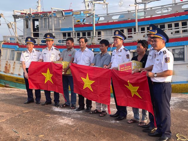 Tuyên truyền chống khai thác thủy sản bất hợp pháp cho ngư dân huyện đảo Phú Quý - Ảnh 5.