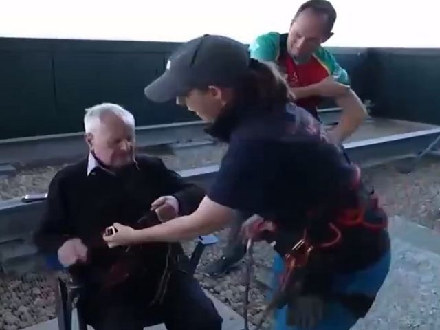 102 tuổi vẫn leo tòa nhà cao tầng để làm từ thiện - Ảnh 1.
