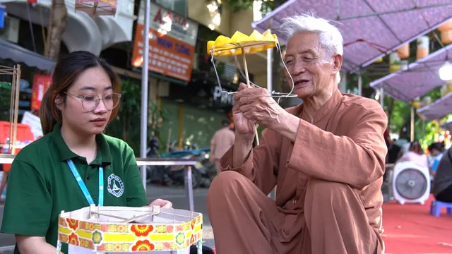 Lớp học làm đèn Trung Thu truyền thống của nghệ nhân 84 tuổi giữa phố cổ Hà Nội - Ảnh 1. Lớp học làm đèn Trung Thu truyền thống của nghệ nhân 84 tuổi giữa phố cổ Hà Nội - Ảnh 1.