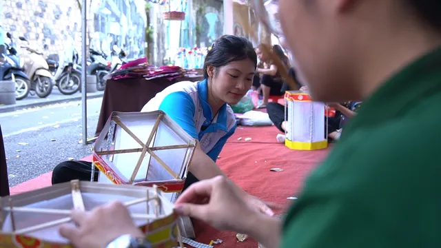 Lớp học làm đèn Trung Thu truyền thống của nghệ nhân 84 tuổi giữa phố cổ Hà Nội - Ảnh 4. Lớp học làm đèn Trung Thu truyền thống của nghệ nhân 84 tuổi giữa phố cổ Hà Nội - Ảnh 4.