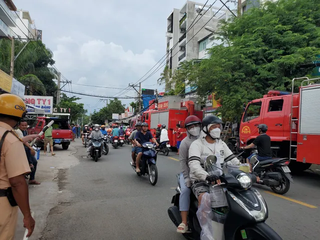 TP Hồ Chí Minh: Sập nhà 4 tầng, 2 nạn nhân bị mắc kẹt - Ảnh 3.