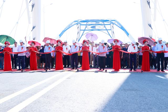 Yên Bái khánh thành cây cầu thứ 8 bắc qua sông Hồng - Ảnh 1.