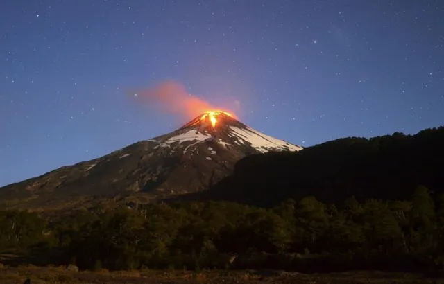 Chile nâng cảnh báo phun trào núi lửa Villarrica - Ảnh 1.