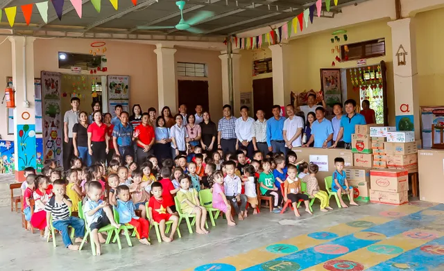 Những người làm báo trên quê Bác mang trung thu yêu thương đến với trẻ em nghèo - Ảnh 2.