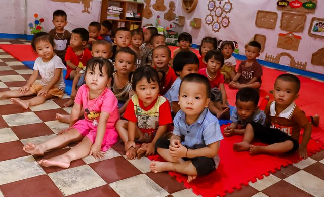 Những người làm báo trên quê Bác mang trung thu yêu thương đến với trẻ em nghèo - Ảnh 4.