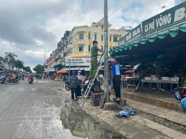 TP. Hồ Chí Minh: Ra quân xoá quảng cáo bẩn khu vực chợ đầu mối - Ảnh 2.