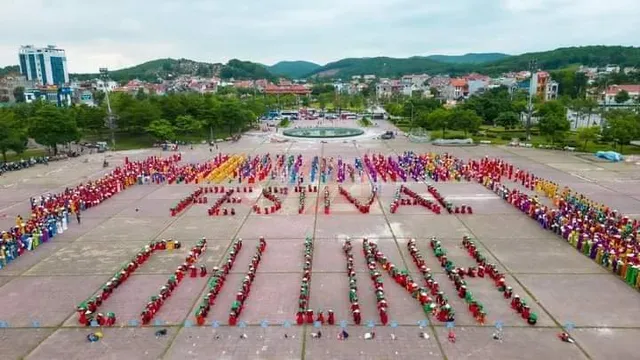 Mãn nhãn màn đồng diễn của 2023 phụ nữ chào mừng du khách đến với Hải Dương - Ảnh 2.