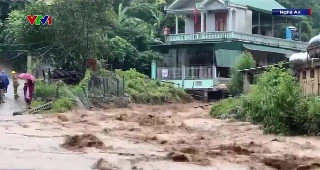 Mưa lớn kéo dài, nhiều tuyến đường ở TP Thanh Hóa bị ngập lụt - Ảnh 2.