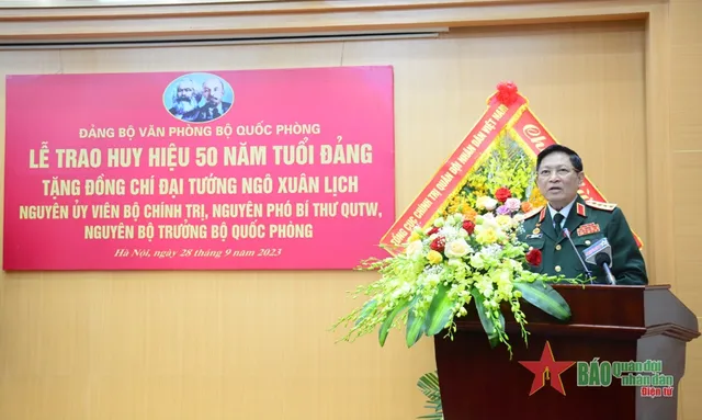 Trao tặng Huy hiệu 50 năm tuổi Đảng cho Đại tướng Ngô Xuân Lịch - Ảnh 1.