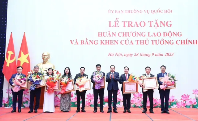 Khen thưởng nhiều tập thể, cá nhân thuộc Ủy ban Thường vụ Quốc hội - Ảnh 3.