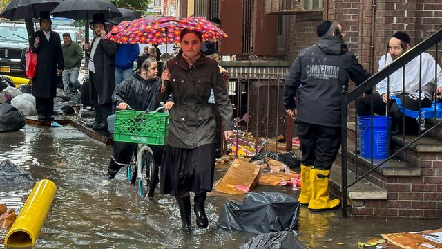 Mỹ ban bố tình trạng khẩn cấp vì ngập lụt nghiêm trọng ở New York - Ảnh 4.