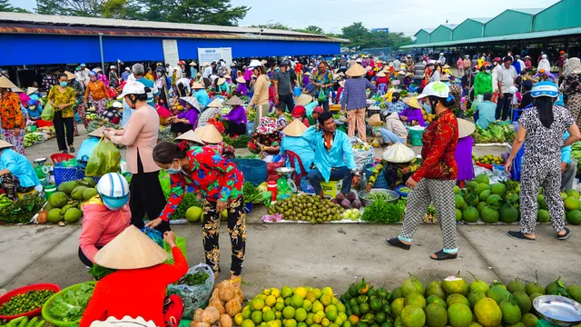 Gần 500 tiểu thương chợ Chồm hổm tại Hậu Giang mặc áo bà ba - Ảnh 1.