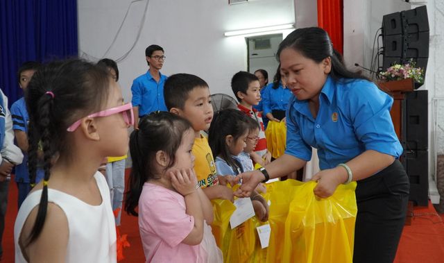 Kiên Giang: Trao hơn 2.200 phần quà Trung thu cho trẻ em hoàn cảnh khó khăn - Ảnh 1.