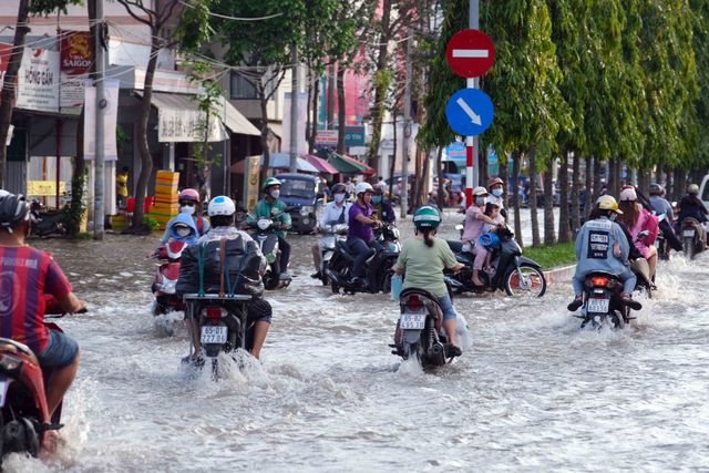 Nhiều tuyến đường ở Cần Thơ bị ngập do triều cường - Ảnh 2.