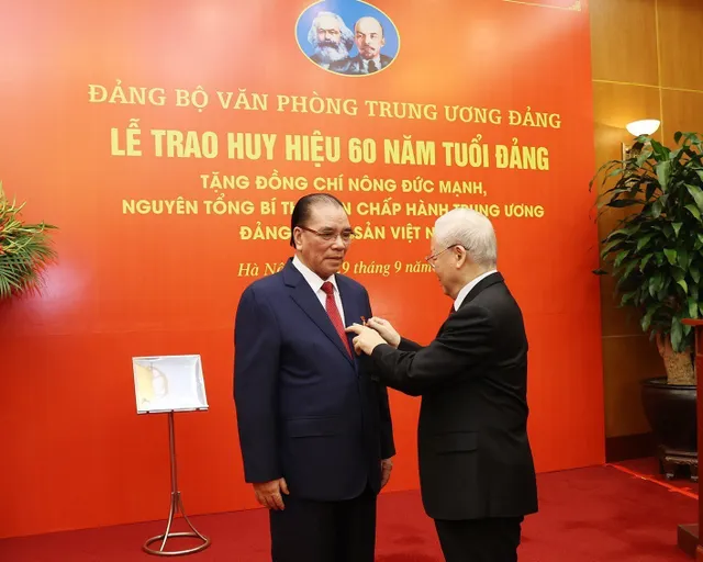 Trao Huy hiệu 60 năm tuổi Đảng tặng nguyên Tổng Bí thư Nông Đức Mạnh - Ảnh 2.