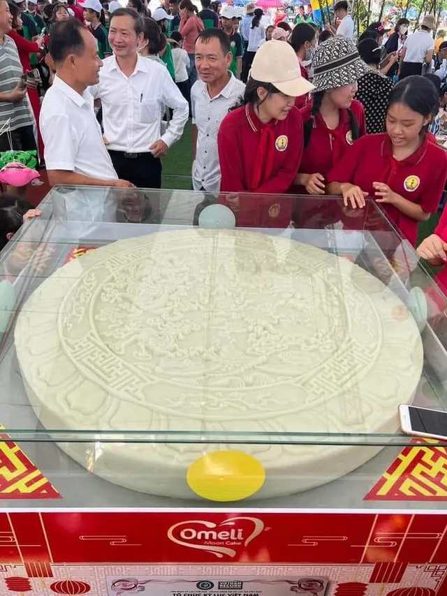 Thích thú ngắm cặp bánh Trung thu lớn nhất Việt Nam - Ảnh 8.