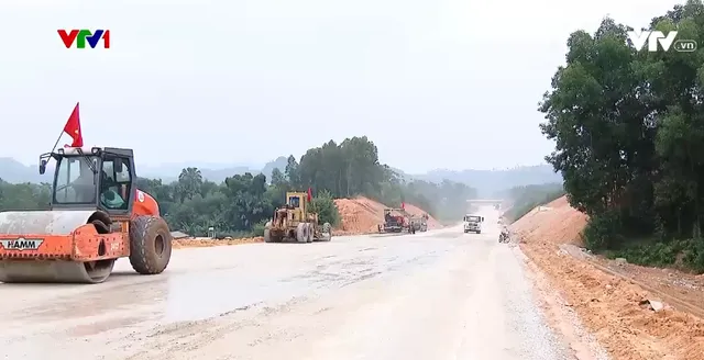 Thi công xuyên lễ trên cao tốc Phú Thọ - Tuyên Quang - Ảnh 1.