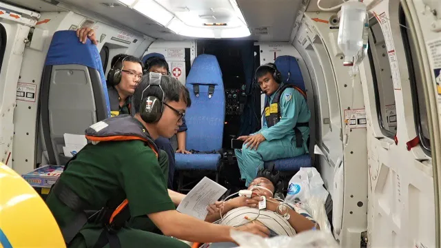 Chạy đua với thời gian, đưa 3 bệnh nhân bị hội chứng giảm áp từ Trường Sa vào đất liền cấp cứu kịp thời - Ảnh 2. Chạy đua với thời gian, đưa 3 bệnh nhân bị hội chứng giảm áp từ Trường Sa vào đất liền cấp cứu kịp thời - Ảnh 2.