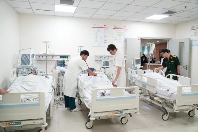 Chạy đua với thời gian, đưa 3 bệnh nhân bị hội chứng giảm áp từ Trường Sa vào đất liền cấp cứu kịp thời - Ảnh 5. Chạy đua với thời gian, đưa 3 bệnh nhân bị hội chứng giảm áp từ Trường Sa vào đất liền cấp cứu kịp thời - Ảnh 5.