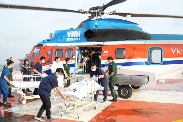 Chạy đua với thời gian, đưa 3 bệnh nhân bị hội chứng giảm áp từ Trường Sa vào đất liền cấp cứu kịp thời - Ảnh 3. Chạy đua với thời gian, đưa 3 bệnh nhân bị hội chứng giảm áp từ Trường Sa vào đất liền cấp cứu kịp thời - Ảnh 3.