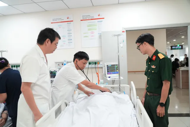 Chạy đua với thời gian, đưa 3 bệnh nhân bị hội chứng giảm áp từ Trường Sa vào đất liền cấp cứu kịp thời - Ảnh 6. Chạy đua với thời gian, đưa 3 bệnh nhân bị hội chứng giảm áp từ Trường Sa vào đất liền cấp cứu kịp thời - Ảnh 6.