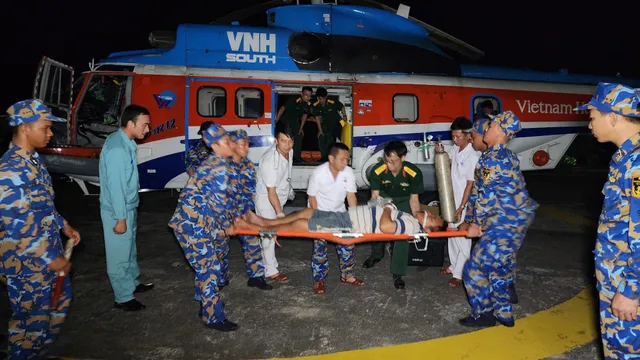 Chạy đua với thời gian, đưa 3 bệnh nhân bị hội chứng giảm áp từ Trường Sa vào đất liền cấp cứu kịp thời - Ảnh 1. Chạy đua với thời gian, đưa 3 bệnh nhân bị hội chứng giảm áp từ Trường Sa vào đất liền cấp cứu kịp thời - Ảnh 1.