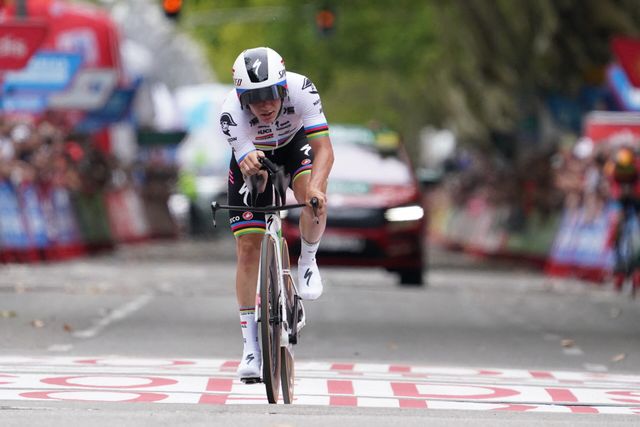 Flippo Ganna giành chiến thắng chặng 10 giải đua xe đạp La Vuelta 2023 - Ảnh 1.