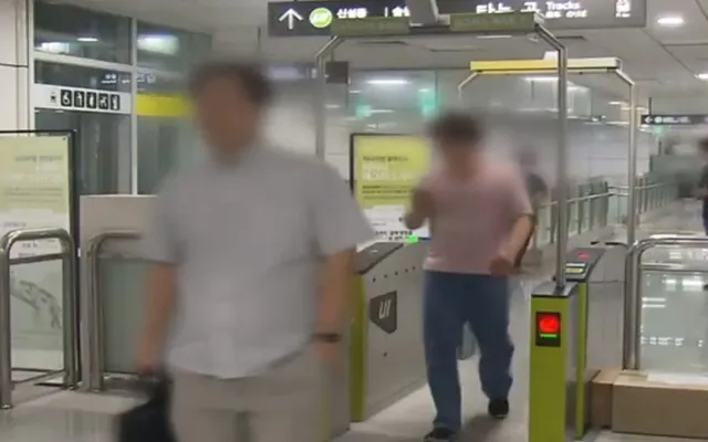 Thu phí không dừng khi đi tàu điện ngầm ở Seoul - Ảnh 1.