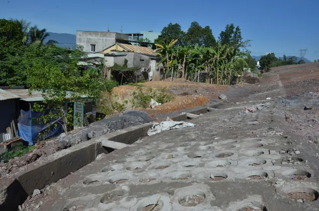 Đà Nẵng: Dự án thi công làm bùn đất tràn xuống khu dân cư - Ảnh 1.