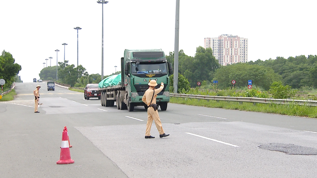 Hà Nội thu hồi biển hiệu, phù hiệu hơn 700 phương tiện vi phạm tốc độ - Ảnh 1.