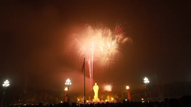 Nghệ An: Mãn nhãn pháo hoa nghệ thuật chào đón năm mới 2024 - Ảnh 10. Nghệ An: Mãn nhãn pháo hoa nghệ thuật chào đón năm mới 2024 - Ảnh 10.