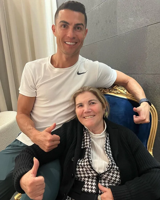 Ronaldo tặng xe hơi đắt tiền cho mẹ nhân dịp sinh nhật - Ảnh 2.