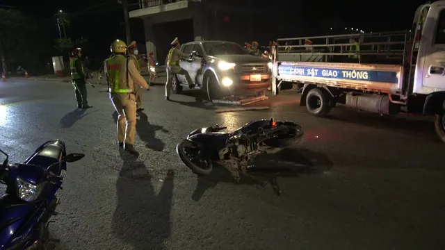 Tài xế vi phạm nồng độ cồn còn chống đối cảnh sát giao thông - Ảnh 1. Tài xế vi phạm nồng độ cồn còn chống đối cảnh sát giao thông - Ảnh 1.